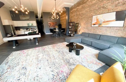 Near South Side Apartment | Luxurious McCormick 6 bed/4 bath Suite for up to 12 guests w Jacuzzi/Opt parking