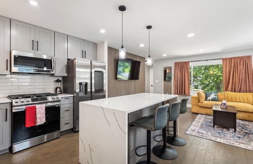 Oxon Hill Bed & Breakfast | Luxurious - MGM - 10 miles to national Mall!nn
