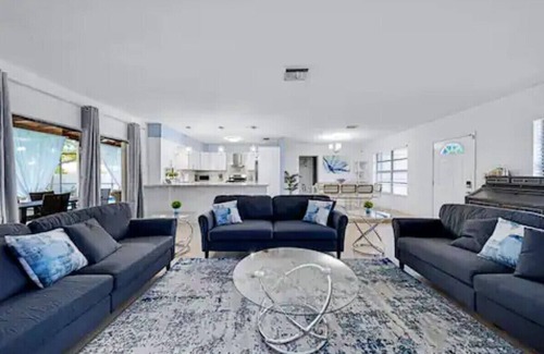 Cutler Bay House | Luxurious Miami Vacation Home with Pool 5BR/suites