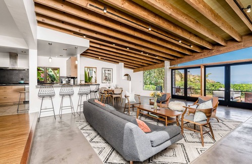 Sherman Oaks House | Luxurious Mid-Century Retreat with STUNNING Views and Hot Tub!