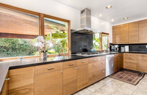 Sherman Oaks House | Luxurious Mid-Century Retreat with STUNNING Views and Hot Tub!