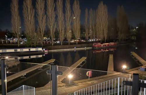 Milton Keynes Apartment | Luxurious MK Apartment with balcony