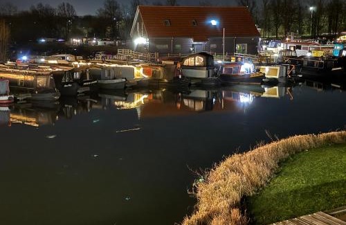 Milton Keynes Apartment | Luxurious MK Apartment with balcony