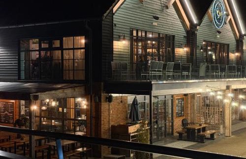 Milton Keynes Apartment | Luxurious MK Apartment with balcony