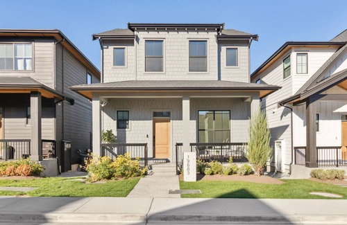 Willoughby House | Luxurious, Modern & Stylish 2 Bedroom Suite, Near Vancouver, Pet Friendly