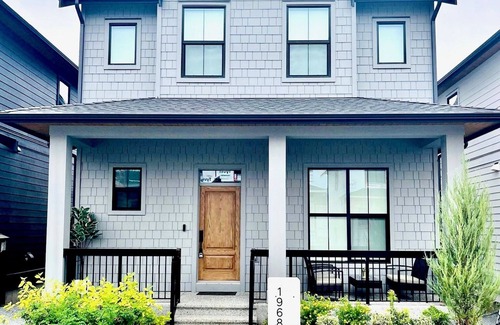 Willoughby House | Luxurious, Modern & Stylish 2 Bedroom Suite, Near Vancouver, Pet Friendly
