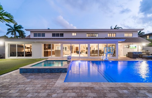 Coral Ridge House | Luxurious, Modern House with Waterfront Pool & Spa