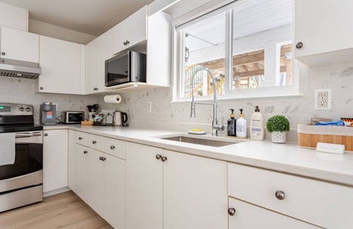 Burke Mountain House | Luxurious & Modern 2 Bedroom private Suite in Coquitlam