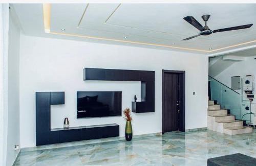 Madina House | Luxurious Modern 2 bedroom house at Lakeside