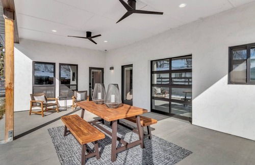 Star House | Luxurious, Modern 2 Bed Downtown Star Studio