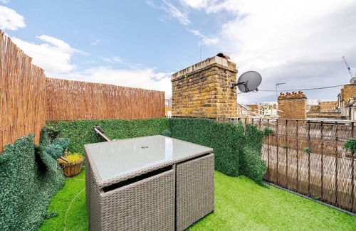 Golborne Apartment | Luxurious Modern 2 bedroom Notting Hill Townhouse with Patio