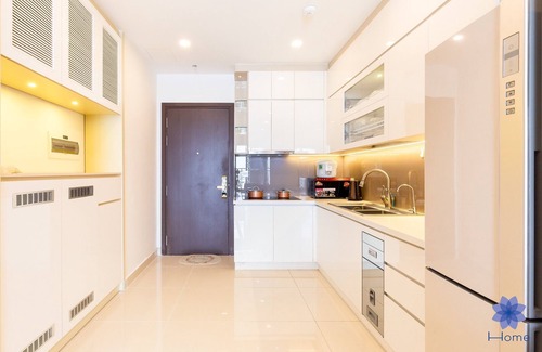 Tan Binh House | Luxurious & Modern 2Brs Apartment, Free Gym & Pool, 2.5km from airport