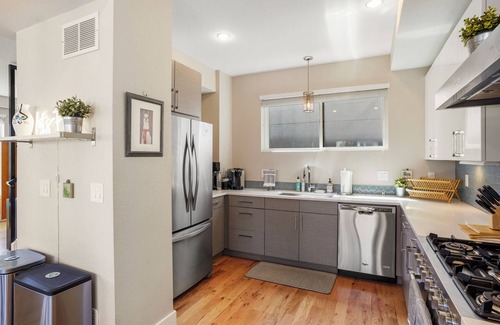 Sun Valley House | Luxurious Modern 3 Bedroom Sloan's Lake Home with Rooftop Hot Tubnn