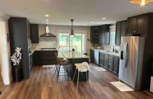 Hamilton House | Luxurious modern 4 season cottage on Lake Erie with hot tub