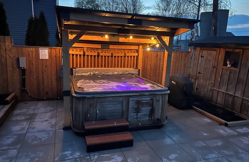 Hamilton House | Luxurious modern 4 season cottage on Lake Erie with hot tub