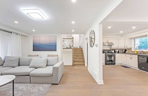 Willowdale House | Luxurious Modern 5B3B Home + Magnificent Patio