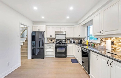Willowdale House | Luxurious Modern 5B3B Home + Magnificent Patio