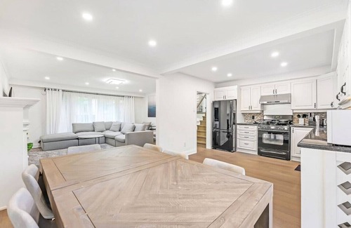 Willowdale House | Luxurious Modern 5B3B Home + Magnificent Patio
