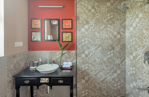 Pilerne Industrial Estates Apartment | Luxurious modern apartment w/hot tub - 5 min from the beach !!