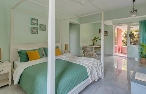 Pilerne Industrial Estates Apartment | Luxurious modern apartment w/hot tub - 5 min from the beach !!