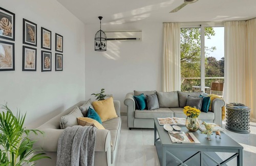 Pilerne Industrial Estates Apartment | Luxurious modern apartment w/hot tub - 5 min from the beach !!