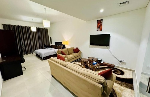 Al Muraqqabat Apartment | Luxurious Modern Apartment with Patio, Kitchen, Pool
