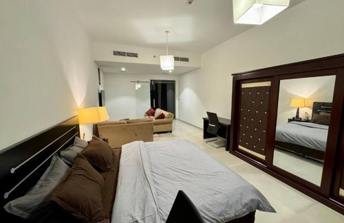 Al Muraqqabat Apartment | Luxurious Modern Apartment with Patio, Kitchen, Pool