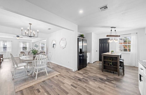 Angleton House | Luxurious Modern Farmhouse 3BR/2BA