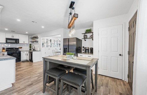 Angleton House | Luxurious Modern Farmhouse 3BR/2BA