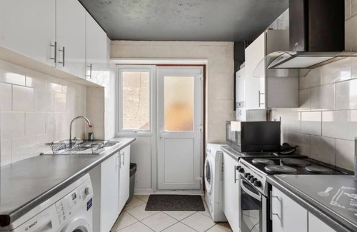 Canterbury House | Luxurious Modern House with Hot Tub and Free Parking
