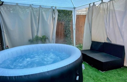 Canterbury House | Luxurious Modern House with Hot Tub and Free Parking