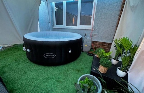 Canterbury House | Luxurious Modern House with Hot Tub and Free Parking