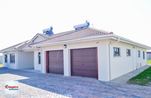 Mount Hampden House | Luxurious modern home w/solar - 5 minutes from Westgate mall.