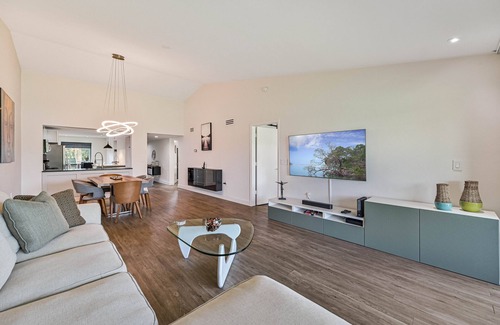 Naples Condo | Luxurious! Modern Remodeled 2 bed/2 bath Naples Condo ~