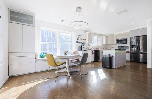 Quincy House | Luxurious Modern Smart Home in Quincy, near Beach and Boston