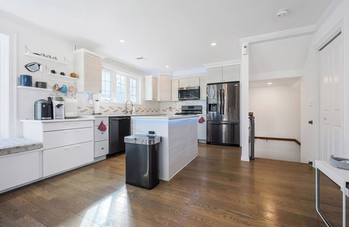 Quincy House | Luxurious Modern Smart Home in Quincy, near Beach and Boston
