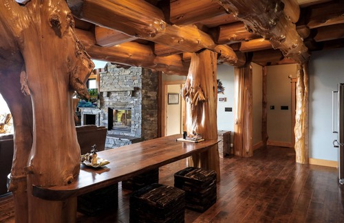 Courtenay Ski Chalet | Luxurious Mountain View Paradise with Hot Tub