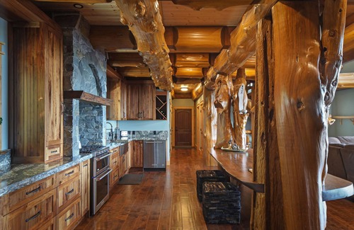 Courtenay Ski Chalet | Luxurious Mountain View Paradise with Hot Tub
