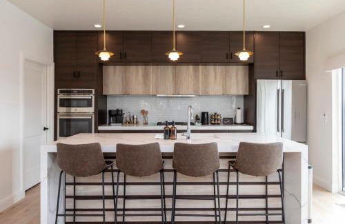 East Central House | Luxurious Mountain-View Townhouse