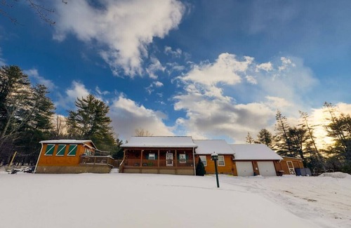 Maplecrest Apartment | Luxurious Mt Retreat Sauna Hot Tub Fire Pit & Park