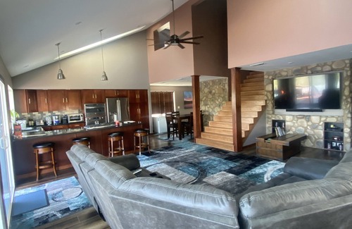 Stanwood House | Luxurious Muskegon River Getaway