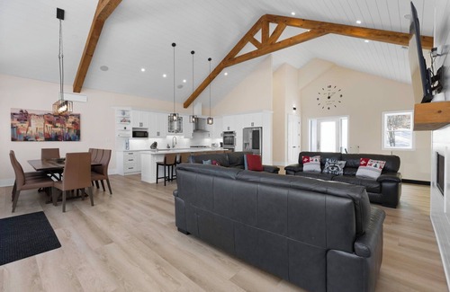 Lake of Bays Cottage | Luxurious Muskoka Retreat w/hot tub, sauna on a private 24 acre lot.