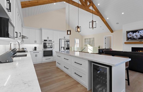 Lake of Bays Cottage | Luxurious Muskoka Retreat w/hot tub, sauna on a private 24 acre lot.