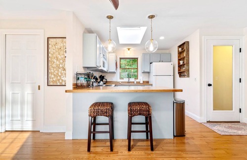 South Portland Apartment | Luxurious New 1 Br/1Ba Apartment with Workspace, Private Garage, W/D