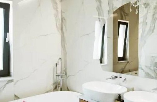 Kilburn Apartment | Luxurious Oasis: Boutique Villa in Copou, Iași