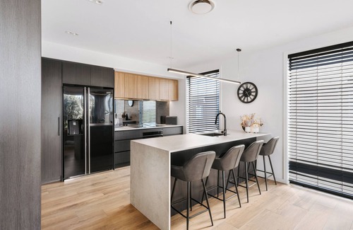 Papamoa Beach House | Luxurious Oceanfront Family Retreat with Pool - Papamoa
