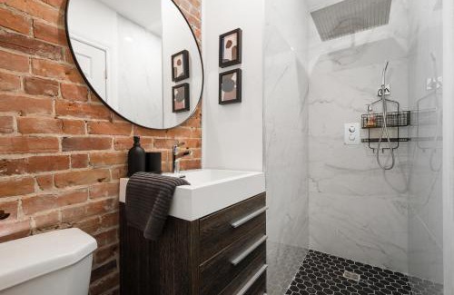 Ville-Marie Apartment | Luxurious Old Montreal Parking Patio 10 Guests