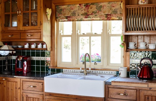Ennis Cabin | Luxurious old World Rural Lodge on a Horse Farm in a Beautiful Scenic Setting