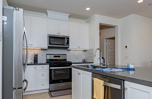 Ontario Apartment | Luxurious Ontario Townhouse Ideal Family Retreat