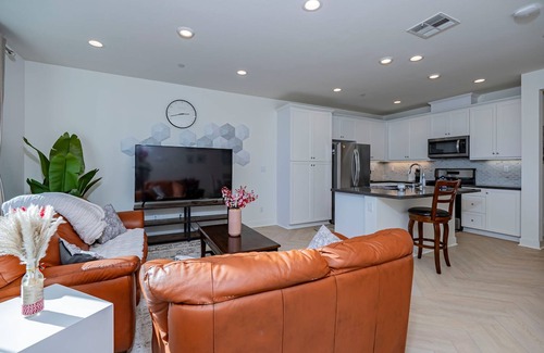 Ontario Apartment | Luxurious Ontario Townhouse Ideal Family Retreat